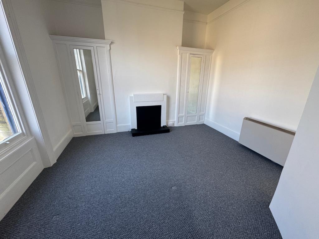 Lot: 132 - FREEHOLD BLOCK OF FOUR FLATS - First floor flat - bedroom